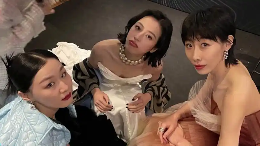 芒果捞星闻 2021:周雨彤与张新成任素汐金靖合照 - 高清视频在线观看