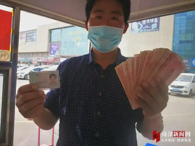 菏泽一退伍军人将5万现金落在公交车上,心急如焚.幸好有他!