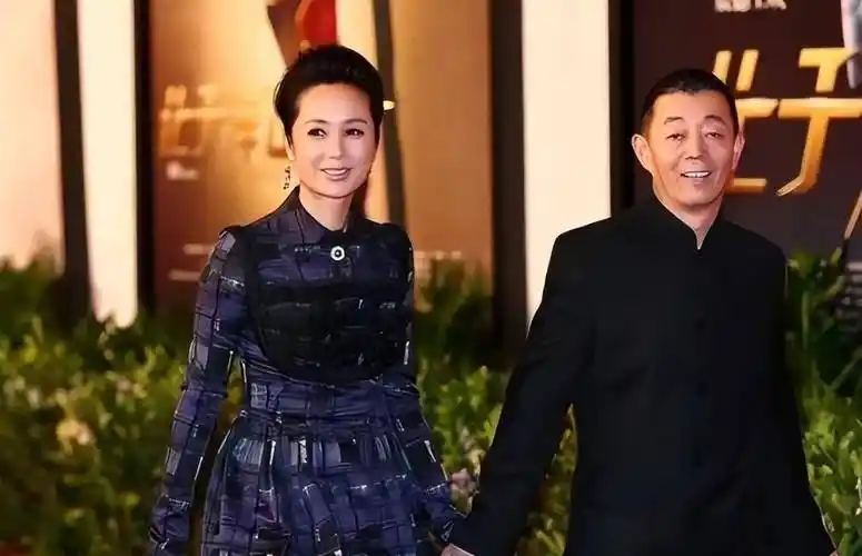 蒋雯丽与丈夫同框穿着土气很显老像是两辈人