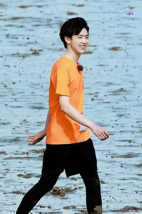 吧少年2#来看全天下第一可爱泥娃娃咯@x玖少年团焉栩嘉#飞驰吧少年