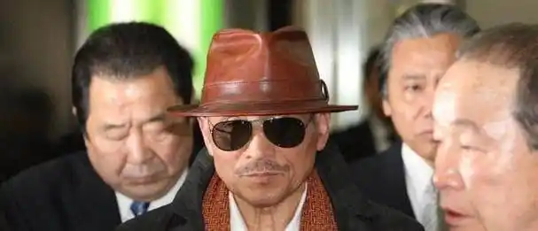 曾是乔四的"金牌保镖",风光一时,现在却以捡破烂乞讨为生_莫磊_社会