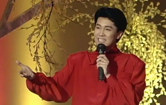 从他年少时的初次发声到踏上春晚舞台的辉煌时刻,蔡国庆用歌声深深