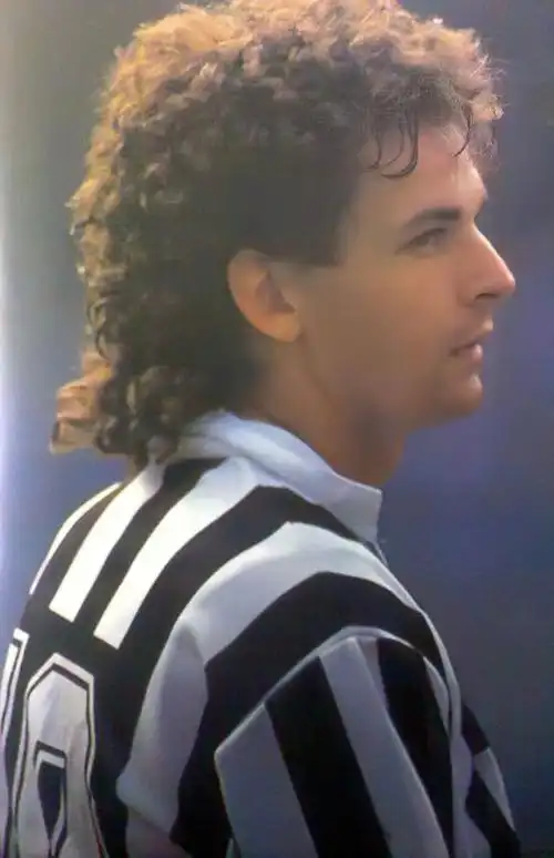 足球记忆当你老了头发白了谁还记得你年轻时的容颜巴乔篇