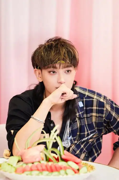 黄子韬日系狼尾长发写真图片35