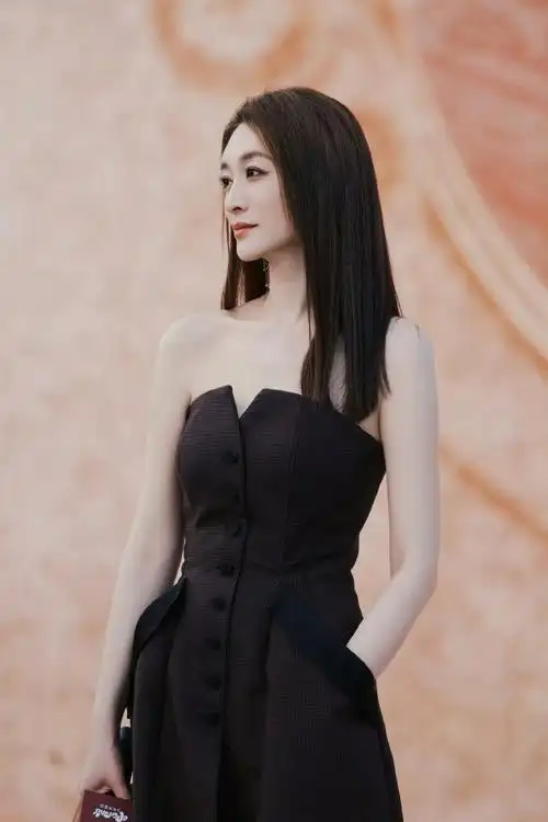 迷人的容颜,精致的妆容以及白皙的皮肤,成为了人们心中的气质女神