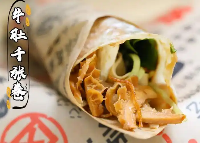 卷饼中的"硬货",牛肚的质感最为有韧度,经过老卤的熬煮,多了份软烂