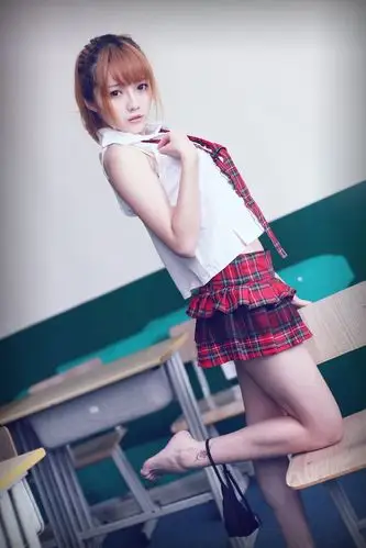 教室里的g奶校服萌妹学生装性感大尺度人体