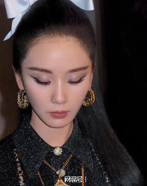 刘诗诗竟然变这样了大光明扎发戴白色蝴蝶结眼神不再温柔恬静