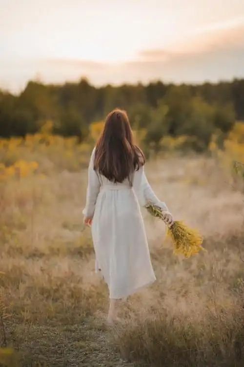 手中拿着鲜花的美女背影图片