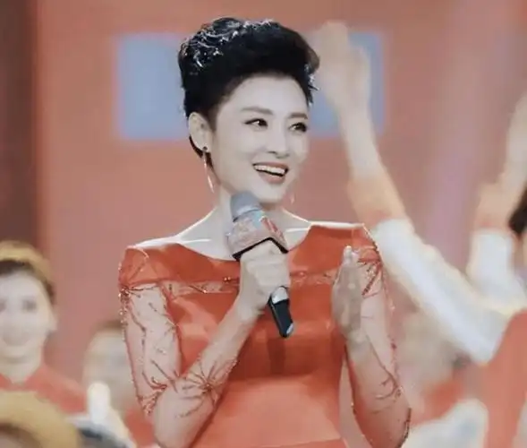 世上女人千千万,周涛这样的太少见,难怪董卿怎么都争不过她!