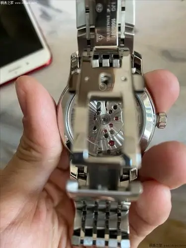 重颜值也看品牌效益选择背透款欧米茄碟飞