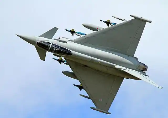 这是欧洲最先进的战斗机,与法国和瑞典的战斗机并称为欧洲三雄