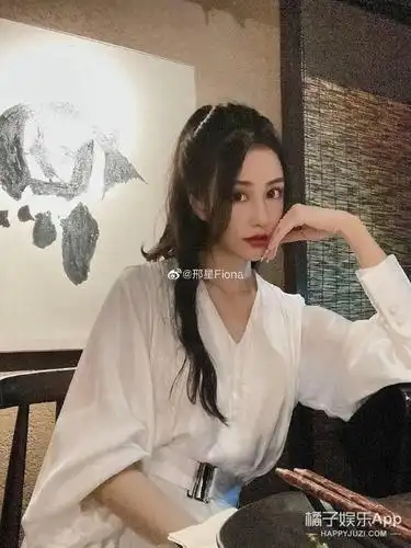 她是《非诚勿扰》最受欢迎的女神,如今连酒杯都是王室同款_邢星