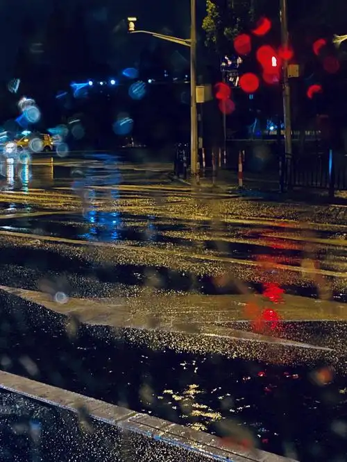 这时候我会觉得其实下雨天也挺好,我只是不喜欢上班吧