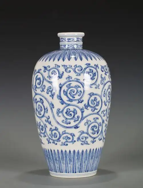 旧藏青花卷草纹梅瓶