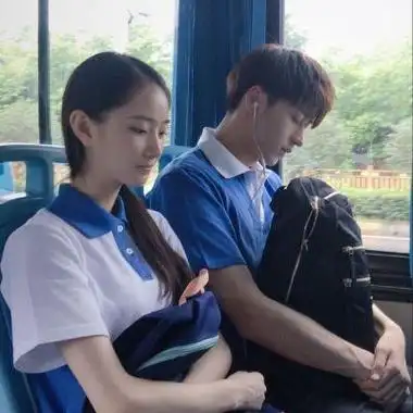 穿校服的qq情侣头像qq头像情侣穿校服一对