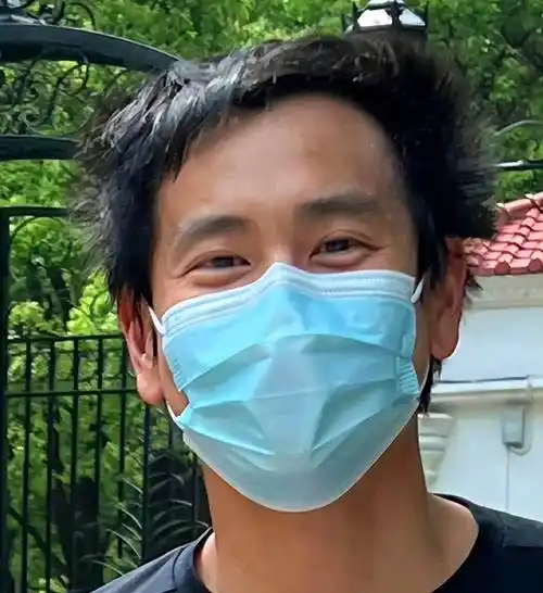 彭于晏晒自拍因头发过于不修边幅被网友吐槽看起来像海胆