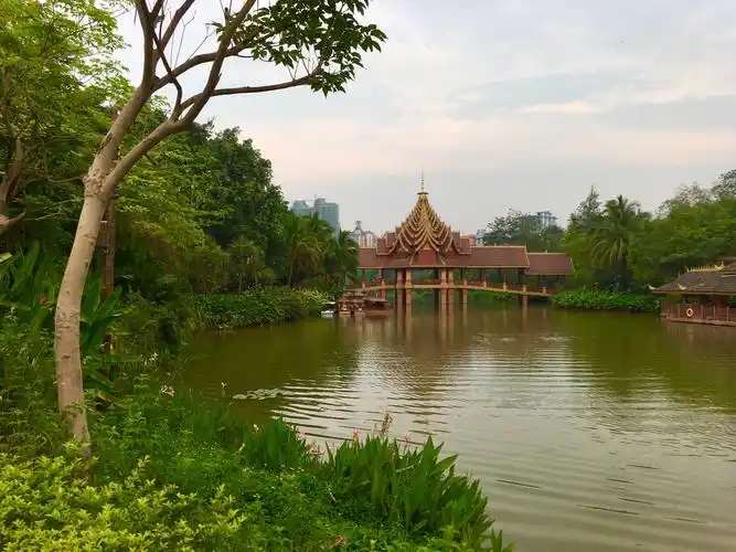 云南西双版纳曼听公园留倩影