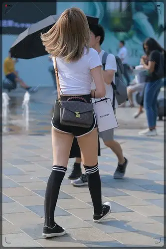 白t短裤搭配长筒袜阳光减龄带你回到妙龄少女