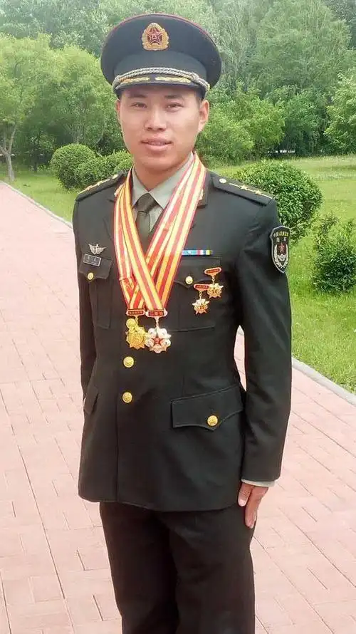 年入党并被推荐为优秀士兵提干,现为北部战区陆军驻吉林市某部排长