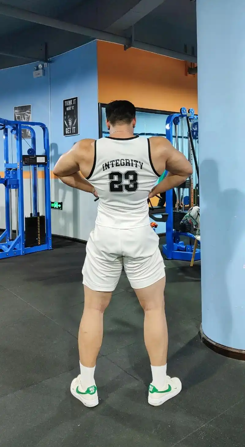 肥肥.#双开门身材 #宽肩窄腰 #男人不用太帅像爷们就行 # - 抖音