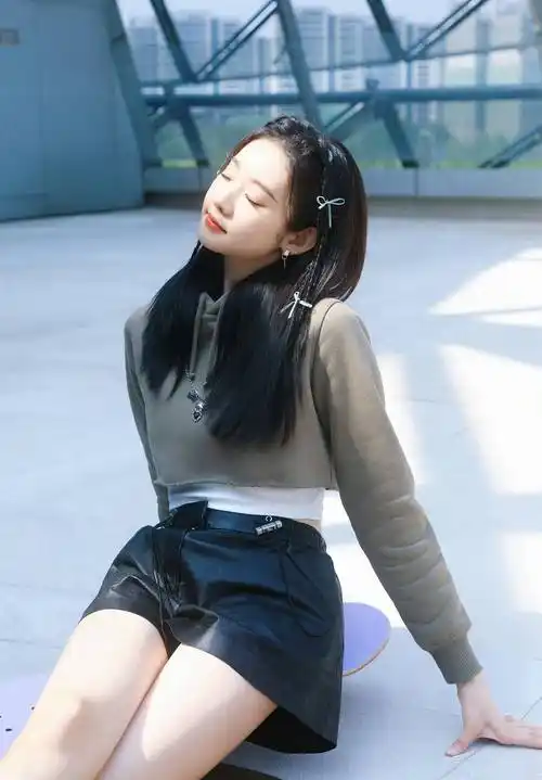 张艺凡黑色超短裤大长腿性感写真_比例_身材