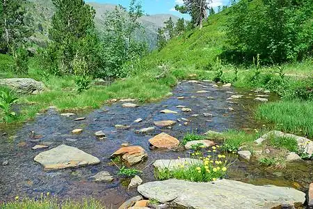 山中风景溪流图片素材