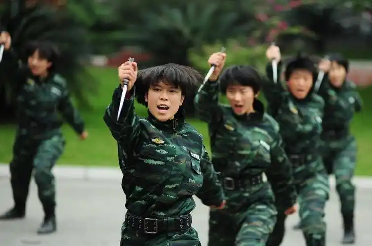 成都:女特警训练场上告别警营 力擒男兵玩转双截棍