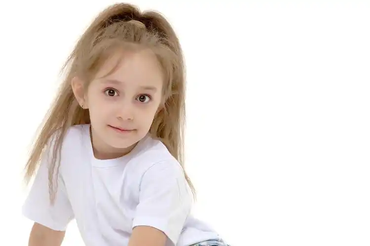 白色背景中一个可爱的小女孩小女孩正坐在地板上.