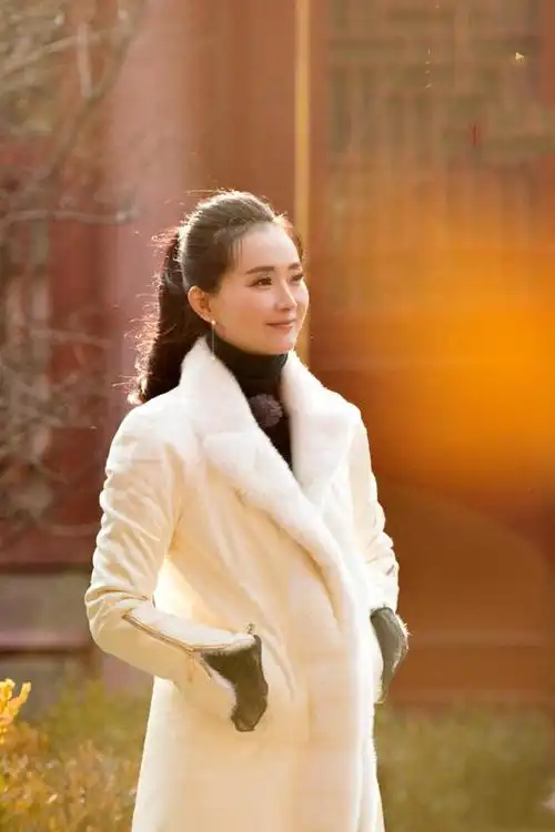 晴格格王艳不像是74年的人一身贵妇打扮走故宫气质惊艳