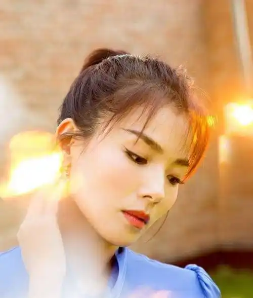 刘涛穿蓝色套装配高马尾亮相,42岁又仙又美显年轻_时尚_的设计_曾在