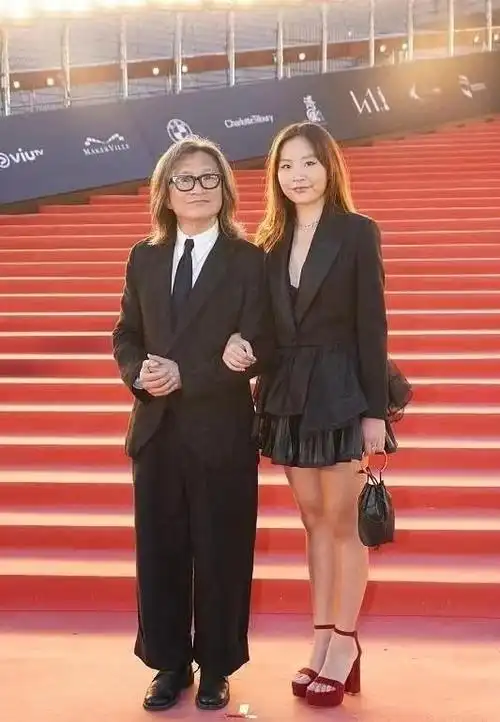 吴君如女儿才17岁但成熟得却像中年阿姨打扮土气父女似兄妹