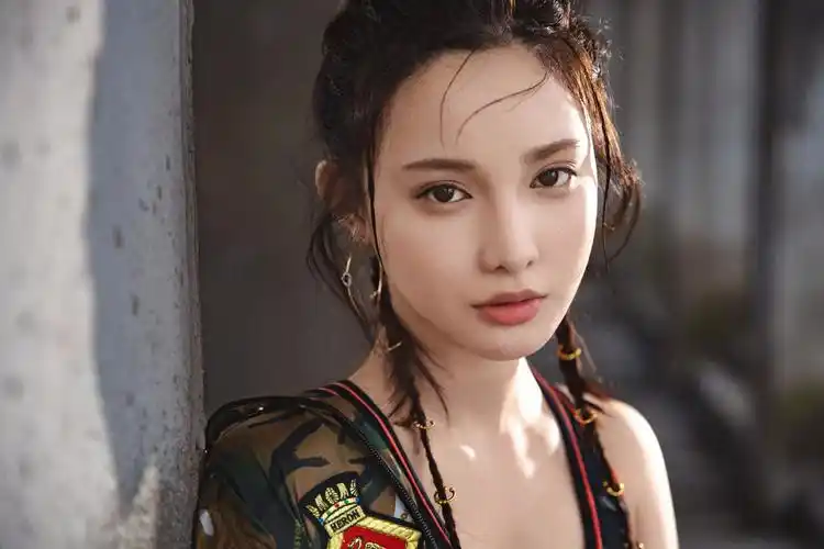 彭小苒迷彩写真公开金色发坠时尚吸睛上演慵懒歪头杀