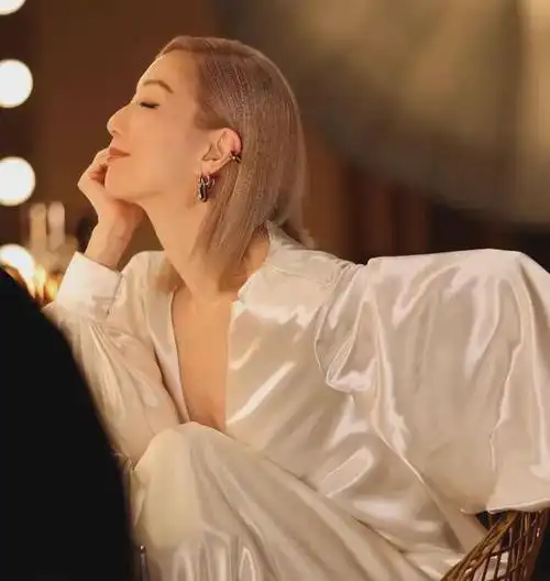 51岁郑秀文变漂亮啦容光焕发状态好为迎接演唱会积极锻炼身体