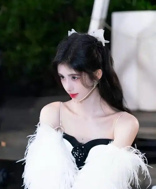 鞠婧祎最新舞台妆容 闪耀非凡