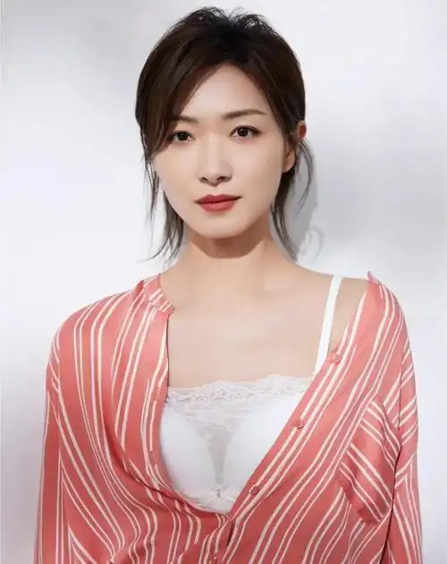 万茜高清美艳动人写真,娇俏可人!