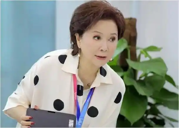 丁丁未婚无子蔡明既骄傲又担忧母子情深难言愁