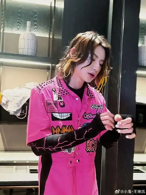 小鬼芭比粉工装裤造型##小鬼说现场就要躁起来