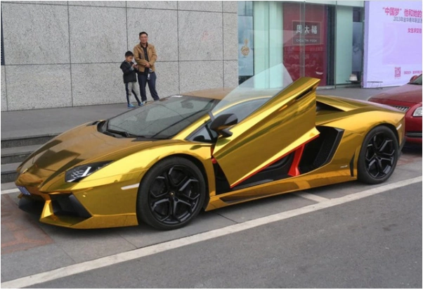 兰博基尼贴"土豪金"车衣,路人都说太土,不上档次
