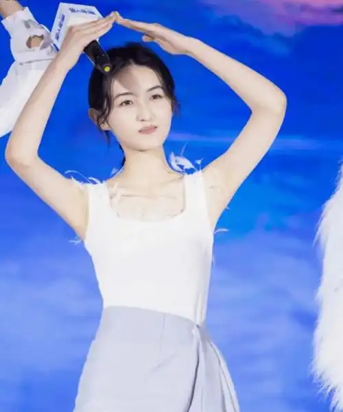 张子枫爱上渣男 王宝强秀恩爱,董洁疑日久生情:1天7个瓜太炸了