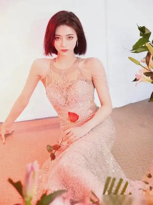 许佳琪挑战裸色礼服看到全身照的瞬间这腰臀比真绝了