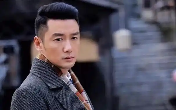 出走央视转行当演员搭档孙俪演戏爆红33岁不沾绯闻闷声拿影帝