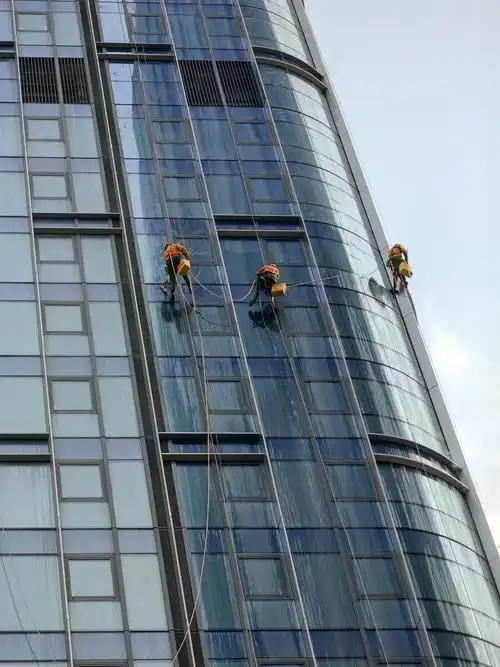 工人在清洗高楼外墙玻璃