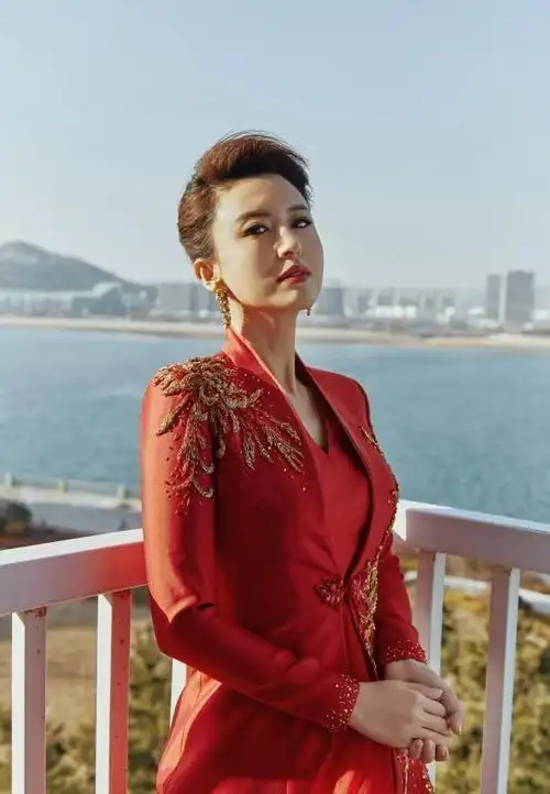 张蕾罕见这么华丽,穿金色长裙高贵亮眼,一头红发靓丽更摩登