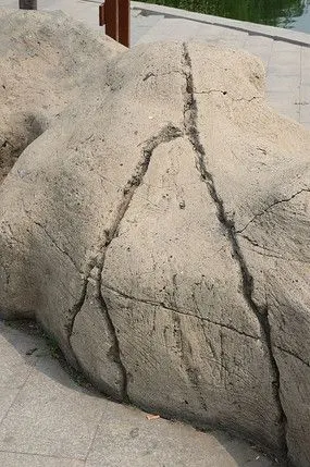 人字形的石头裂纹
