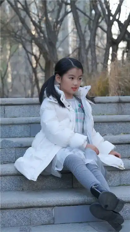 萌娃阿拉蕾近照曝光,网友评论:眼神里没有稚气,一点不像个孩子