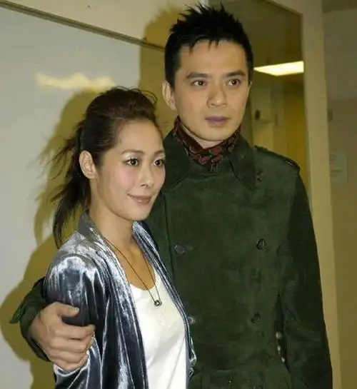 知道这个男人是谁…②关淑怡吴佩慈虽然为老公纪晓波先后生下三个孩子