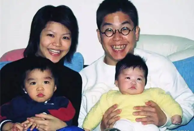 原创林晓峰父子近照16岁长子身高1米8515岁幼子与老爸似复制粘贴