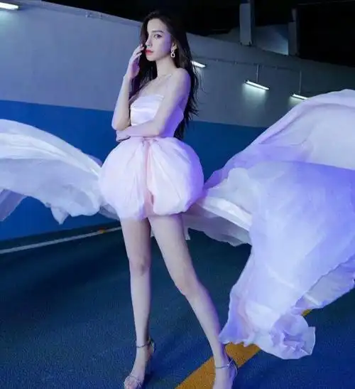 杨颖颜值美到犯规,抹胸拖尾礼服性感妩媚,满满的少女感扑面而来|裙摆