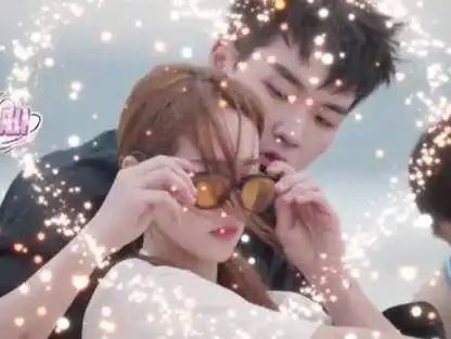 辉辉在佩戴墨镜时的细节,瞬间触动人心